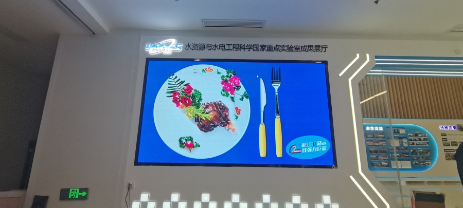 武大P1.8安裝完畢，尺寸：2.56x1.44  像素：1376x774