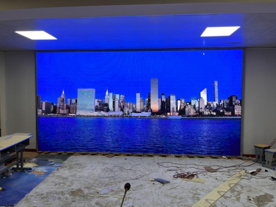 黃岡市東門小學(xué)室內(nèi)全彩P2.5安裝調(diào)試完畢   尺寸：5.44*2.72 像素點：2176*1088