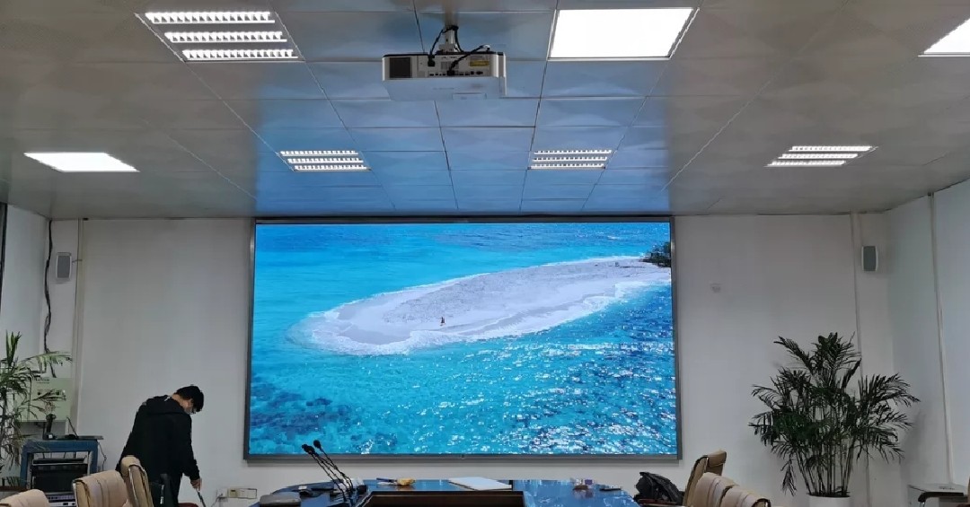 光谷實驗中學(xué)室內(nèi)全彩P1.86    尺寸：4.16x2.24m   像素點：2236x1204